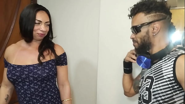 Image ACONTECE POR A&Iacute_:O OFFICE BOY FOI LEVAR DOCUMENTO PARA PATROA ASSINAR E ACABA FODENDO A PUTA SAFADA NO PELO E GOZA DENTRO DA BUCETUDA GRELUDA