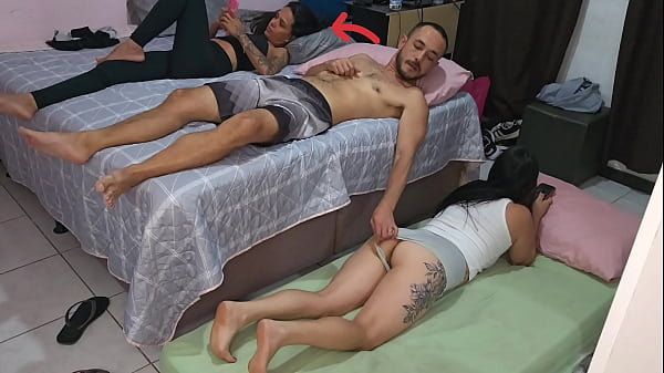 Image Esposa teve a m&aacute_ ideia de dividir o quarto com sua Amiga