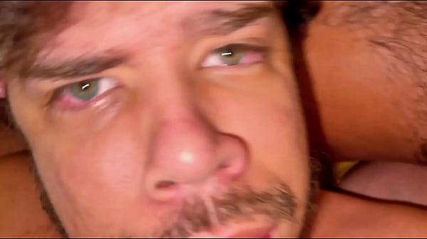Image TWINK GRITANDO DE TES&Atilde_O SENDO FODIDO POR DOIS MACHOS.