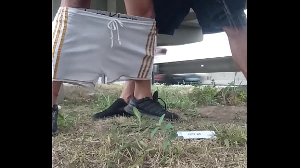 Image Dois dotad&atilde_o na passarela mijando e fodendo gostoso