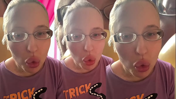Image ASMR Bubble Gum listen in headphones