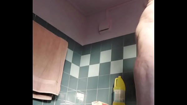 Image Oma neukt harige kut met komkommer