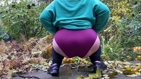 Image Hot mature woman in leggings pees standing doggystyle