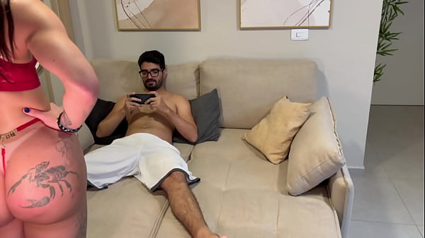 Image Meu namorado nerd pirocudo n&atilde_o me deu aten&ccedil_&atilde_o, ent&atilde_o mamei ele enquanto jogava, o puto n&atilde_o resistiu o torou meu cuzinho com for&ccedil_a / Completo no SHEER E RED