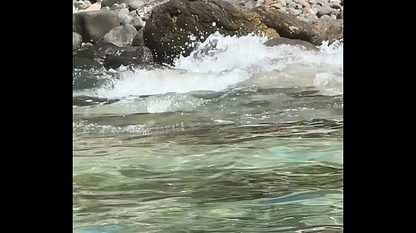 Image Japonesa Gostosa flagrada dando pro neg&atilde_o em ilha de Cabo Frio