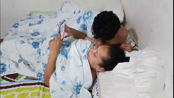 Image comparto cama con mi hijastro no aguantamos y termino metiendo su gran polla y mi co&ntilde_o caliente y apretado y me deja su semen en la vagina