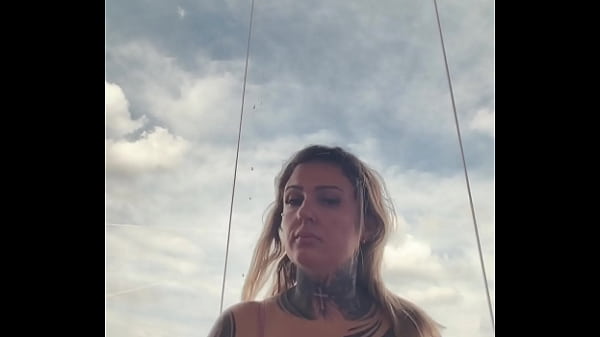 Image Mulher tatuada quase vai expulsa da academia por usar top transparente com os bicos do peitos duros ! Ela disse q estava duro por est&aacute_ com muito tesao no momento
