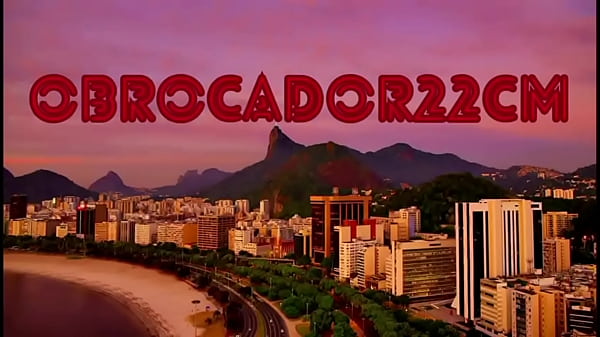 Image Branquinho sentando com vontade na rola do neg&atilde_o brocador enquanto o jogo rolava na tv.