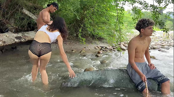 Image La mujer de mi amigo es muy puta y quiere que me la coja a escondidas de su marido.
