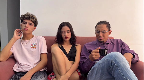 Image Tarde de peliculas en familia termina en doble penetracion para BRITANNYSEXXX.
