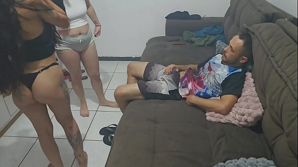 Image ESPOSA pede ao marido para que filme ela com sua AMIGA dan&ccedil_ando e o deixa com ERE&Ccedil_&Atilde_O