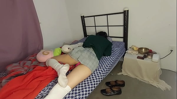 Image Llega de la escuela y se recuesta, se le ve la tanga rosita, hermoso culo