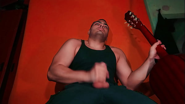 Image GuitarJob - Frotando una guitarra Yamaha C-80 hacha en china de estilo espa&ntilde_ola sobre el pene grande de Sexy - Fondo Color Zanahoria