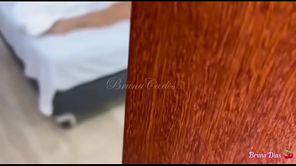 Image Corno saiu pra trabalhar e me deixou sozinha em casa com seu irm&atilde_o, o safado me acordou e me fez mamar muito seu pau gigante antes de me foder gostoso