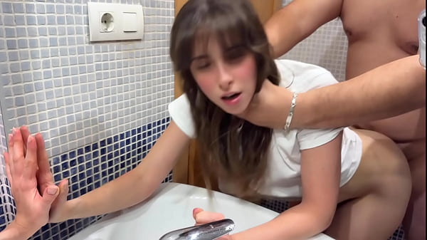 Image Creampie en mi co&ntilde_o con pelos , mi padrastro me rellena de semen en el ba&ntilde_o cuando sus amigos estan en el sal&oacute_n