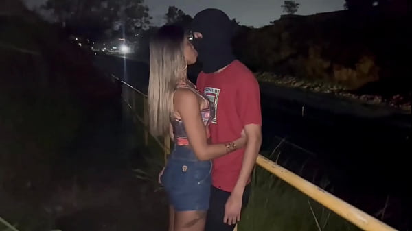 Image Esposa aborta um desconhecido na via p&uacute_blica e faz um sexo anal gostoso