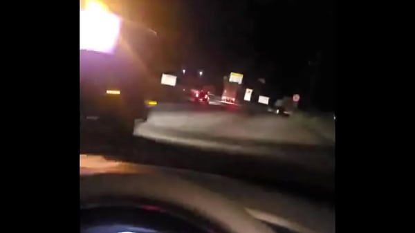 Image Casada safada pega carona com pauzudo que fode ela todinha e pagou com leitinho na boca...