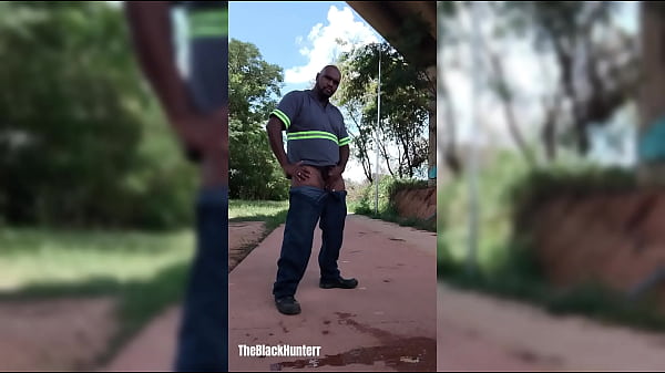 Image Urinando na rua e ficando pelado