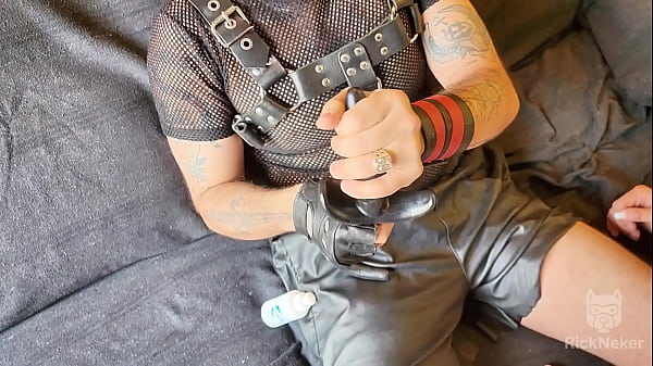 Image RICKNEKER SE TRANFORMA EM CACHORRO NESSE VIDEO DE SUBMISS&Atilde_O E DOMINA&Ccedil_&Atilde_O COM DOGPLAY E PUPPYPLAY, ENQUANTO O MARIDO FILMA TUDO