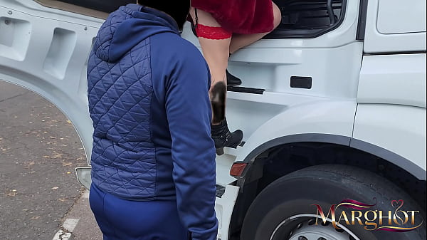 Image Une milf salope s'exhibe sur un parking a poid lourd et ce fais baiser par un routier