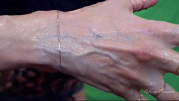 Image Rebecca Diamante's big hands veins