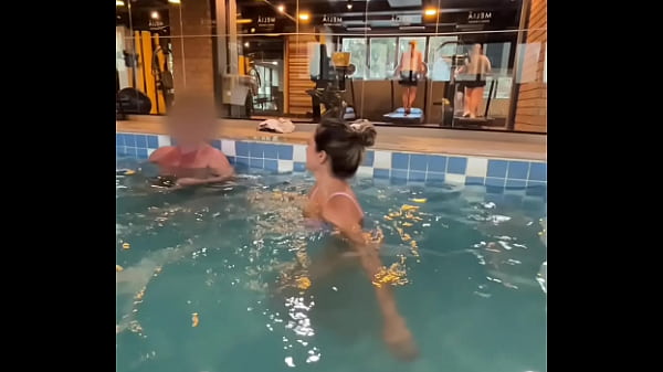 Image Seduzi o H&oacute_spede Dotado Na Piscina Do Hotel, Levei Pro Meu Quarto Pra Me Foder Na Frente Do Corno e Gozar Na Minha Boca - COMPLETO NO RED