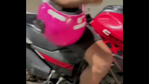 Image ENTREGADOR SUBIU PRA BEBER AGUA E OFERECI MEU CUZINHO PRA ELE