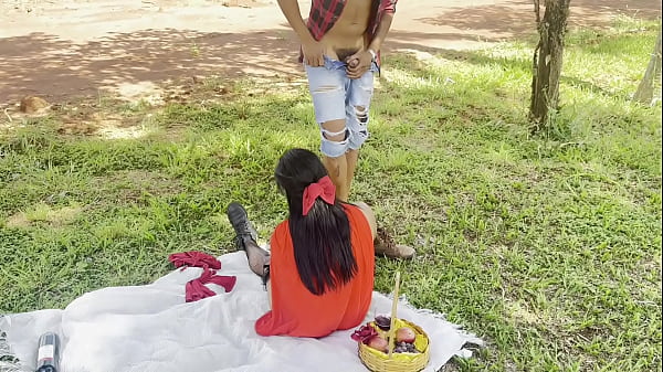 Image chapeuzinho vermelho muito safadinha encontra com lenhador comedor na floresta