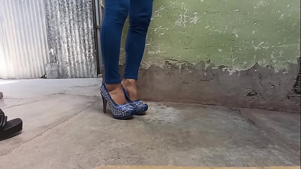 Image Thal&iacute_a con tacones azules