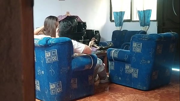 Image Voyeur Familiar: Mi hermanastra folla con su novio en la sala mientras yo la esp&iacute_o y me pajeo