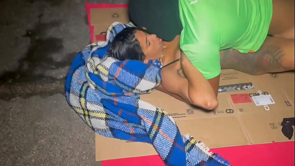 Image Esposa dando pra um morador de Rua na esta&ccedil_&atilde_o de trem