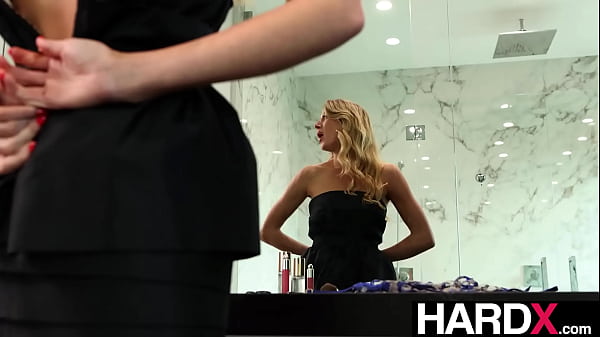 Image HARDX - Blonde Beauty Addison 's Erotic Wardrobe Malfunction - Straight to Sensual Big Dick Ride