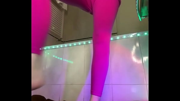 Image Squirting in the pink leggings