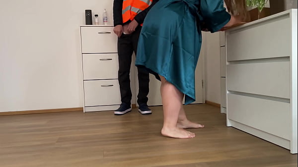 Image Mature MILF makes a stranger from a delivery service cum