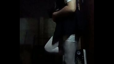 Image un simple video nocturno en mini falda jugando con mi dildo xxl apoyado en la pared
