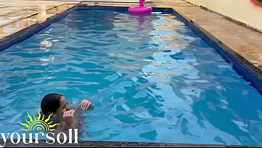 Image tomando banho de piscina pelada com minha melhor amiga branquinha