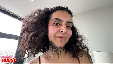 Image Essa mulher casada muito safada, que n&atilde_o depila nada, deu a buceta e o c&uacute_ na Cuckold House