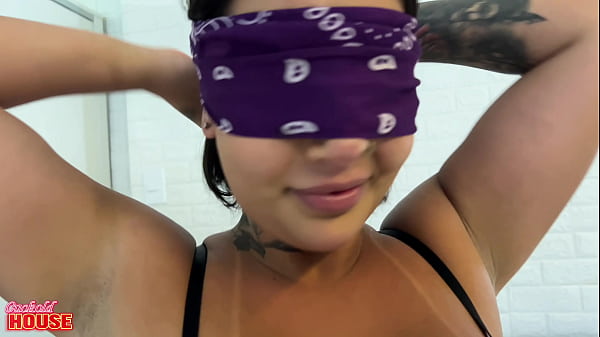 Image Mulher casada de olhos vendados ganha surpresa enorme para fazer dupla penetra&ccedil_&atilde_o
