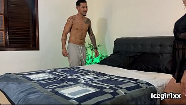 Image Secret&aacute_ria do lar safada arrumando quarto do chefe - Cuidado com minha esposa n&atilde_o escutar o gemido