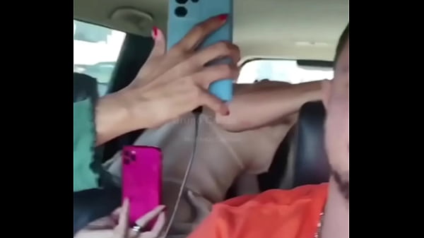 Image Sentei muito na pika e ganhei leite na boca durante a viagem e o corno do meu namorado filmou tudo enquanto dirigia o carro