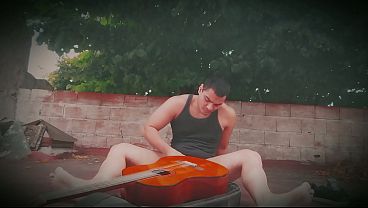 Image GuitarJob - Outdoor - Haciendo Chillar la Guitarra - Caballero Sexy N1
