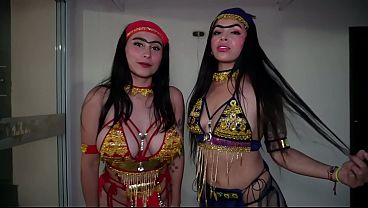 Image GEMELAS ARABES FOLLANDO SOS CULOS CON LA VERGA DE UN AFORTUNADO