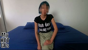 Image Jovencita de cabello azul folla como una ninfa.