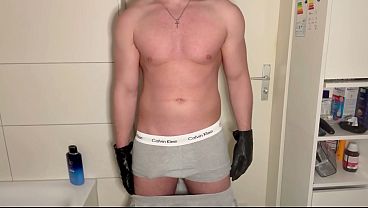 Image Deutscher Muskul&ouml_ser Meister in Lederhandschuhen und grauer Jogginghose