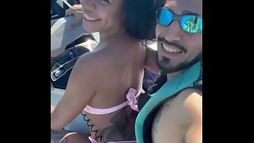 Image Novinha Safada, deixou marido na areia e fudeu com o instrutor no Jetski