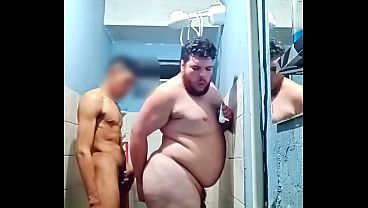 Image Pegaram o Gordinho No Banheiro da Festa E Foderam At&eacute_ Gozar Dentro Dele