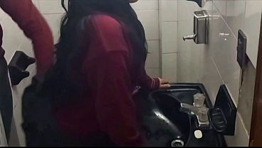 Image ESTUDIANTES CAPTADOS FOLLANDO EN EL BA&Ntilde_O DE UNA ESCUELA PUBLICA