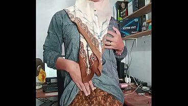 Image Masturbating Hijab Ladyboy Cums