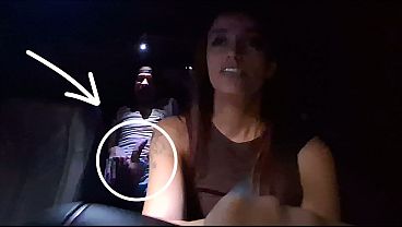 Image Casada motorista de APP em sua ultima corrida fode com passageiro.