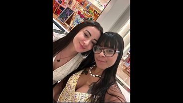 Image Caiu na net! Amigas se exibem no provador da loja.